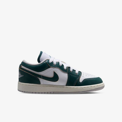 Pantofi sport Jordan 1 Low “Oxidised Green” cu detalii verzi închis și albe pentru un stil casual