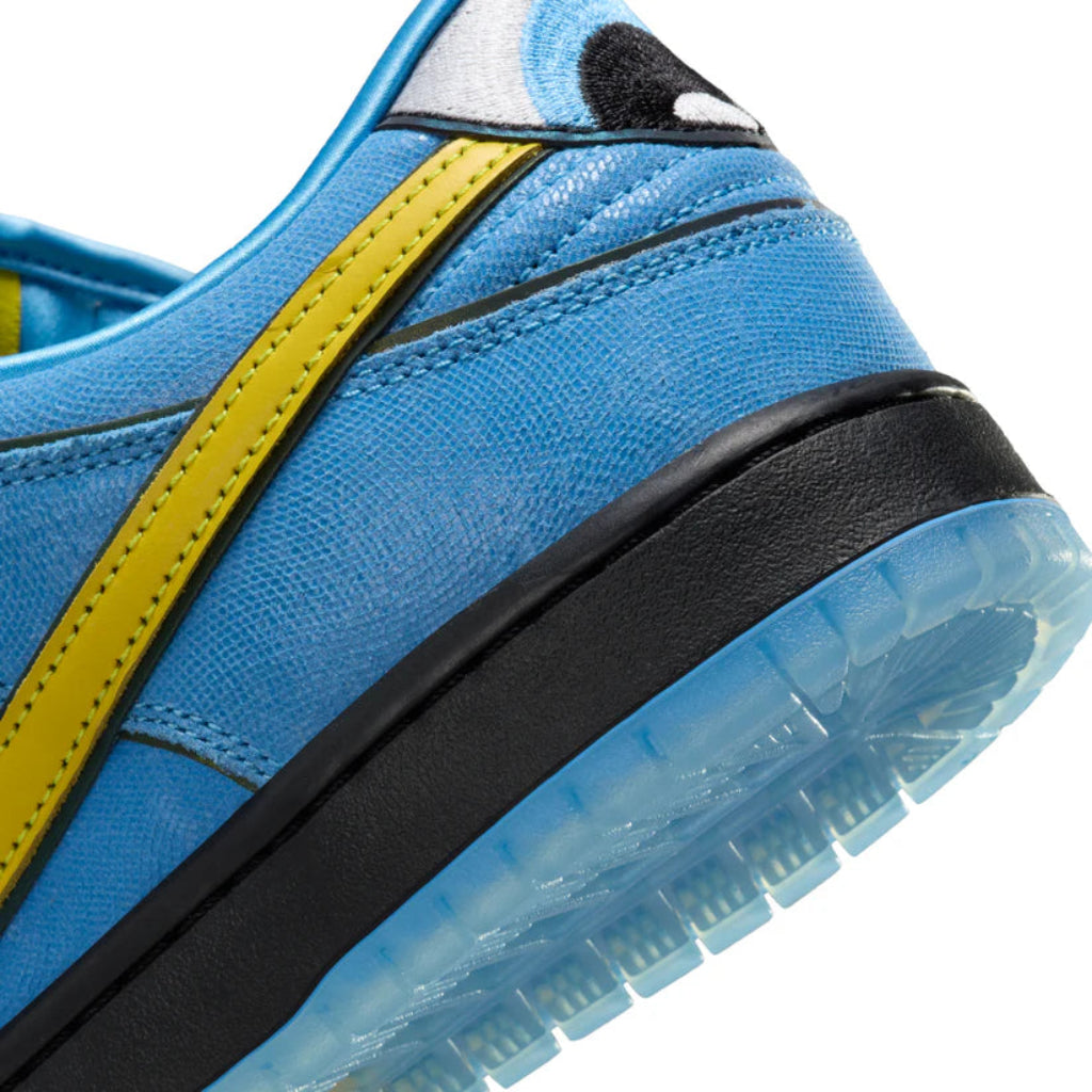 Detaliu al pantofului Nike SB Dunk Low The Powerpuff Girls Bubbles cu partea superioară albastră și accente galbene
