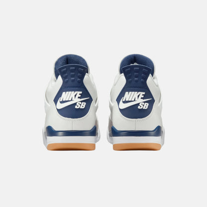 Pantofi Nike SB x Air Jordan 4 Retro White Navy văzuți din spate cu logo alb pe albastru
