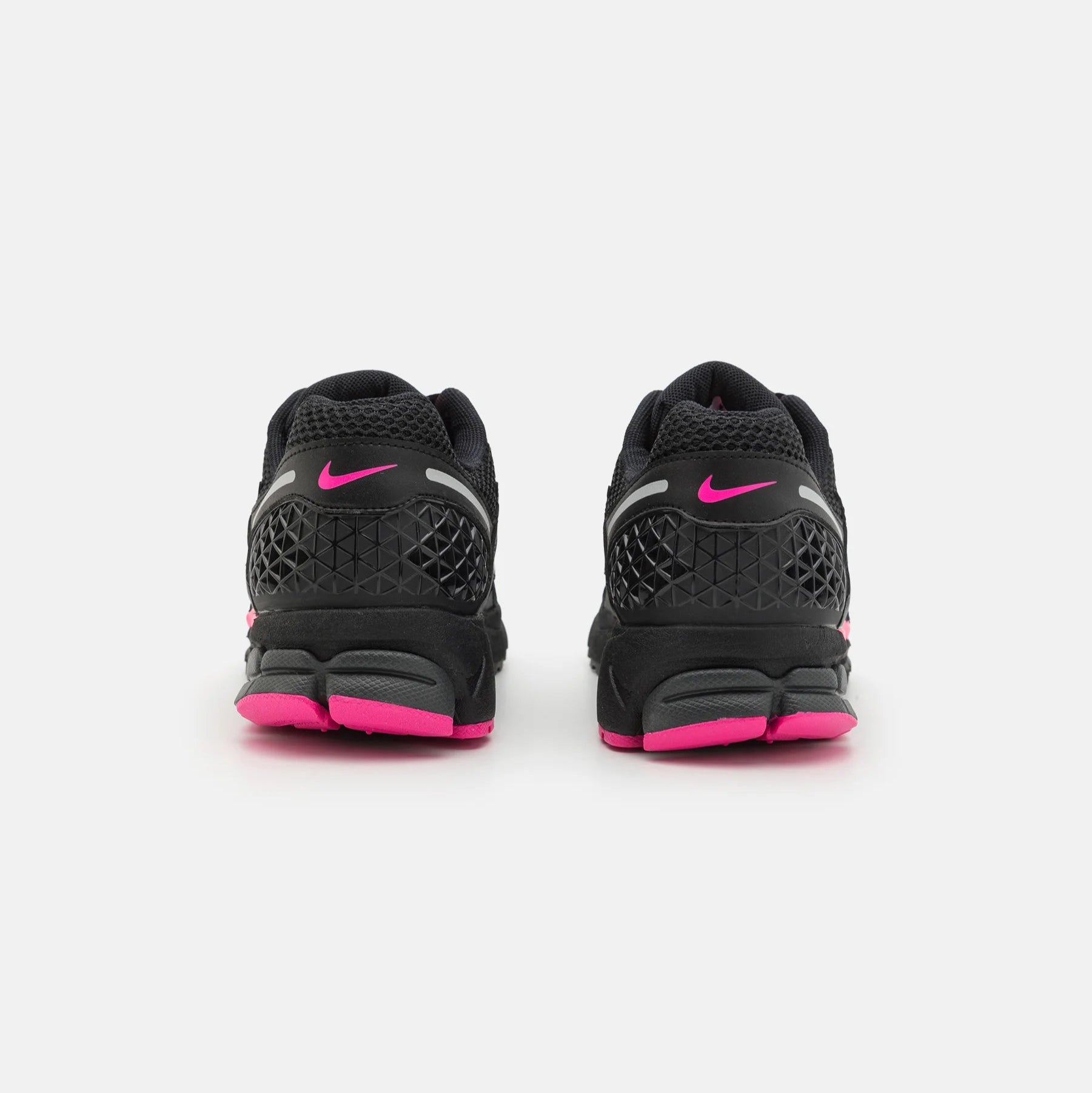 Pantofi sport Nike Vomero 5 Black/MetalicPlatinum/Anthracite/Pink Blast văzuți din spate, cu talpă roz vibrantă
