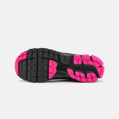 Talpa cu detalii roz și negru a pantofilor Nike Vomero 5 Black/MetalicPlatinum/Anthracite/Pink Blast